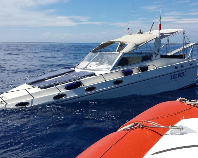 Yacht di 10 metri affonda al largo della costa di Montecristo 