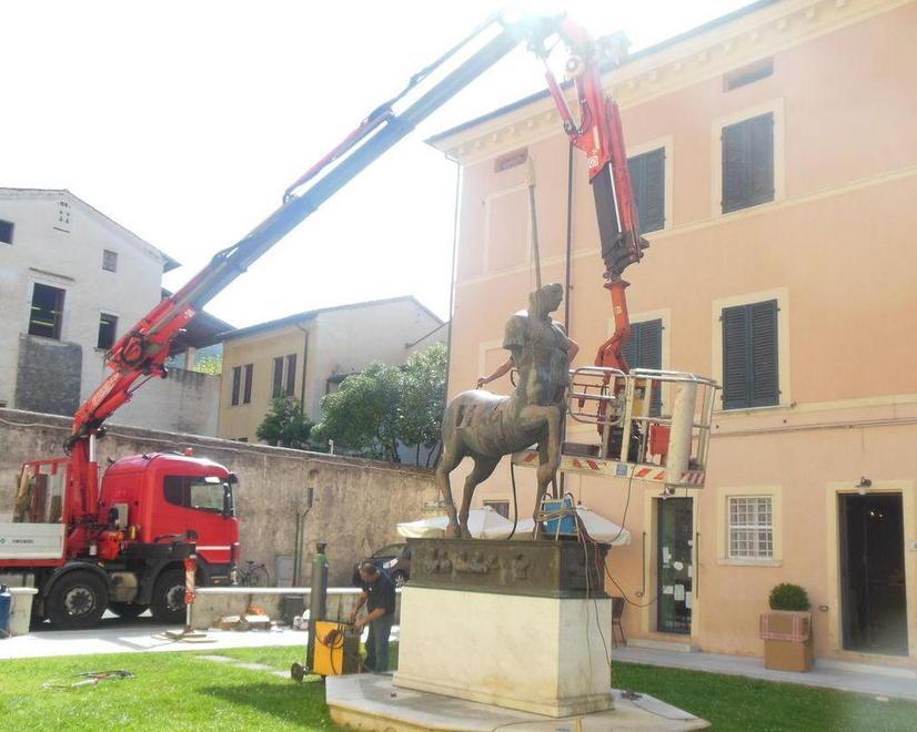 Il Centauro di Mitoraj danneggiato a causa di una sfida tra ragazzi 
