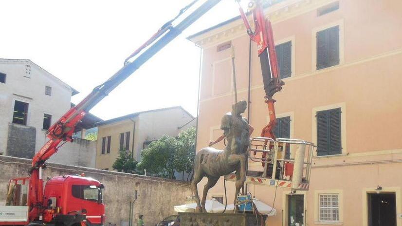 Il Centauro di Mitoraj danneggiato a causa di una sfida tra ragazzi