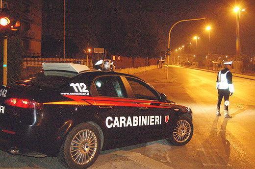Picchia la convivente con la cinghia, arrestato 