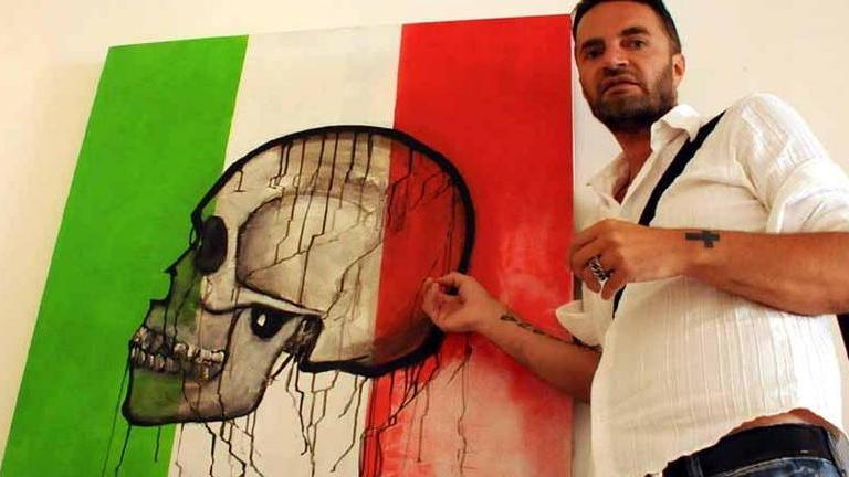 Teschio nel tricolore: mostra choc a Carrara