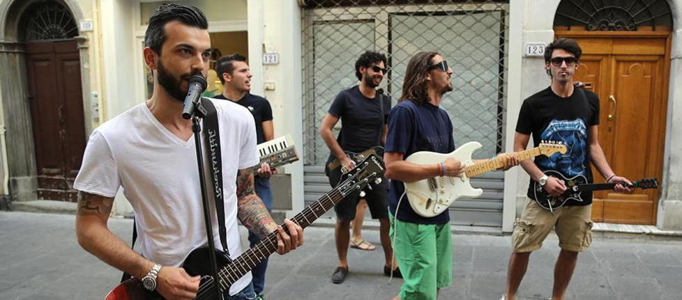 Scene d’altri tempi in via Ridolfi, serenata per riconquistare la moglie 