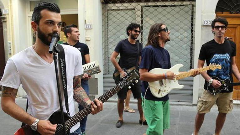 Scene d’altri tempi in via Ridolfi, serenata per riconquistare la moglie