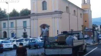 Aiuole annaffiate con le bottiglie