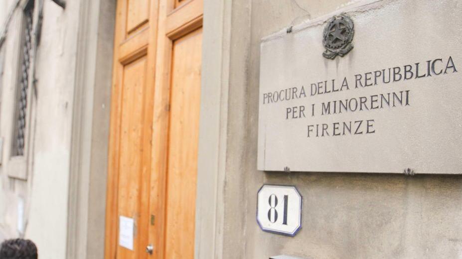 La ragazza tolta da scuola resterà con la mamma