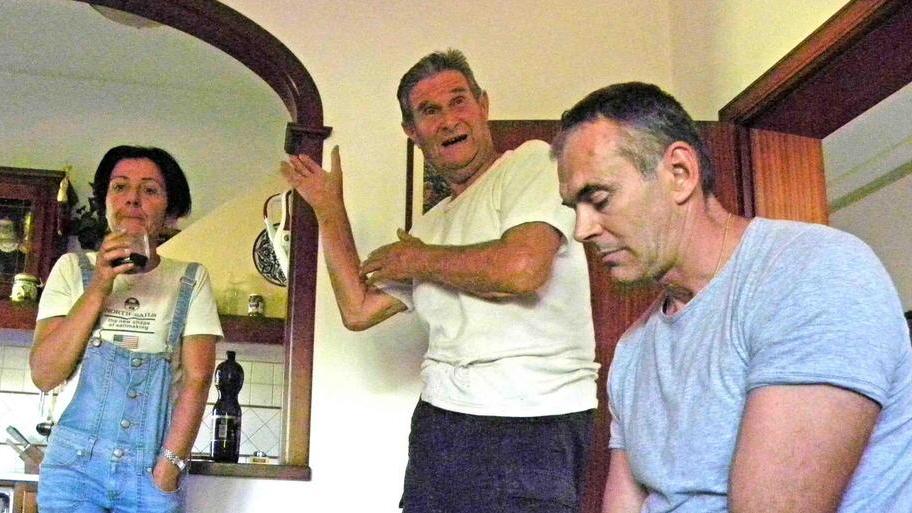 Pistola alla testa e minacce «Zitto o ammazzo il bimbo»