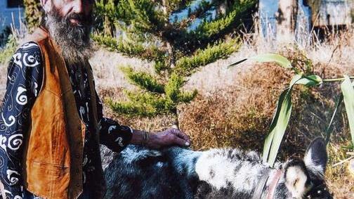 Il pellegrino francese: «Ridatemi Pimpom, senza di lui resto qui»