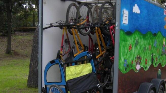 Rubato sia il rimorchio che le bici dei disabili
