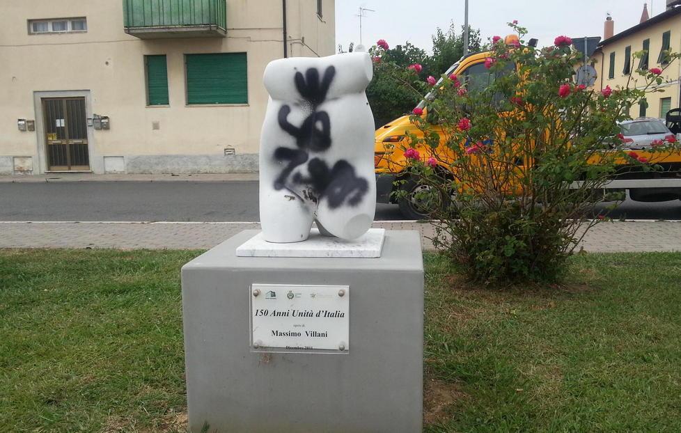 L’artista ripulisce le sculture imbrattate 