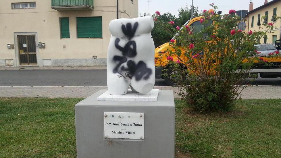 L’artista ripulisce le sculture imbrattate