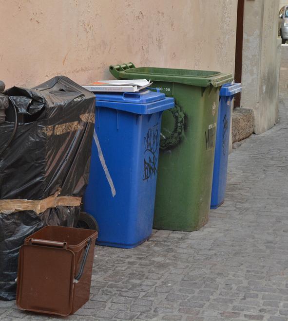 Ladri misteriosi in centro: rubati i contenitori dei rifiuti