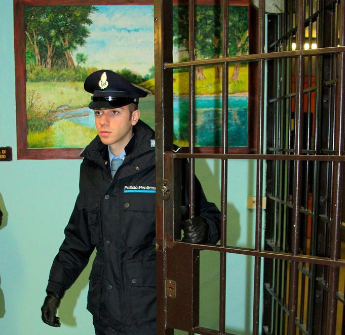 S. Anna: detenuto tenta d’aggredire un ispettore 