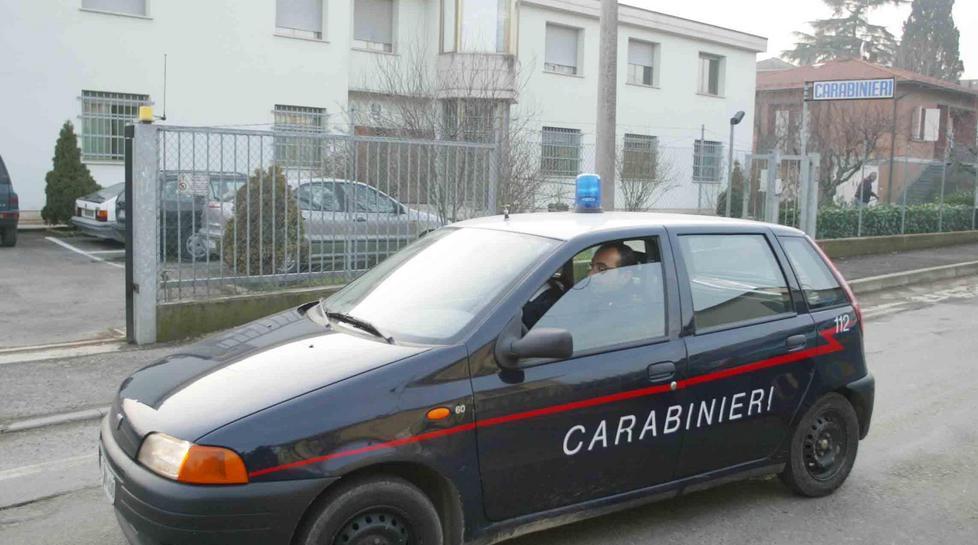 Paga 900 euro di alimenti ma con un assegno rubato