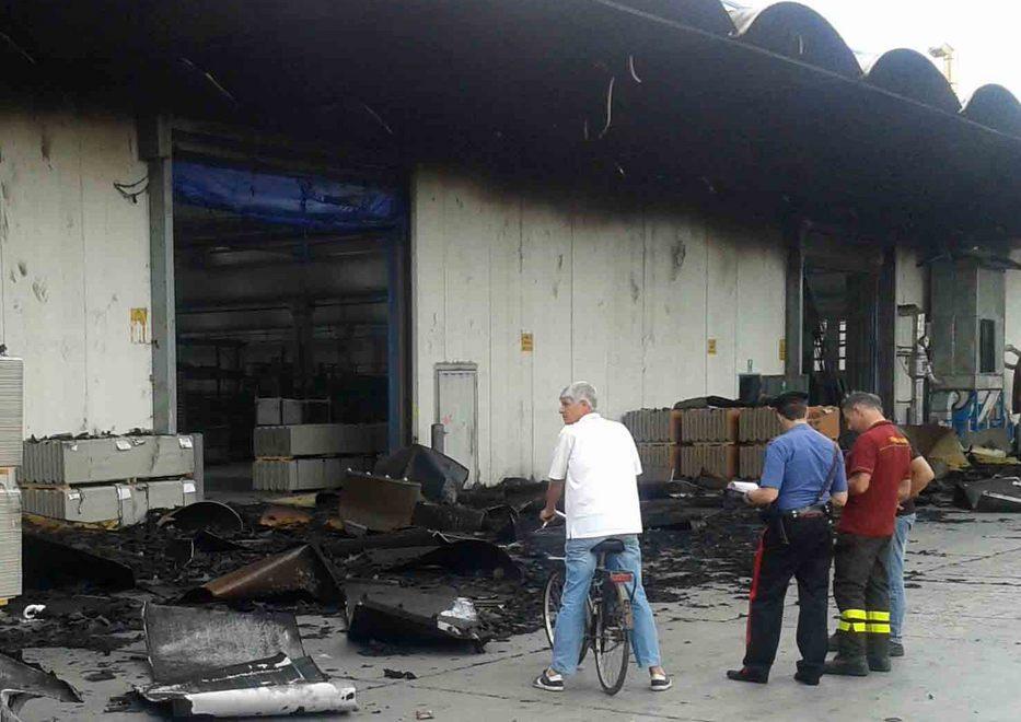 Esplosione nell’impianto, va in fiamme una tettoia