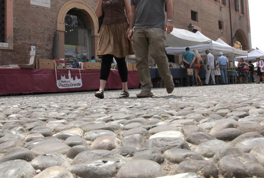 Piazza Grande e gli antiquari: «Ciottoli pericolosi, andiamo al Novi Sad» 