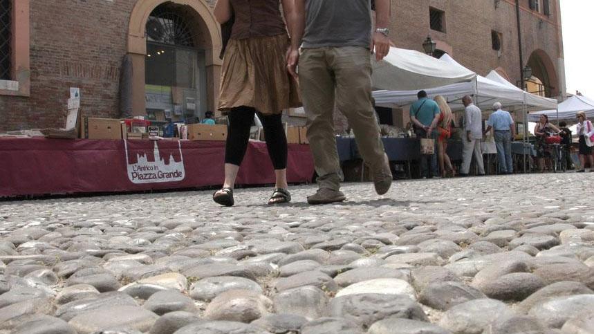 Piazza Grande e gli antiquari: «Ciottoli pericolosi, andiamo al Novi Sad»
