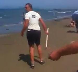 In spiaggia coi manganelli nel blitz anti-venditori abusivi