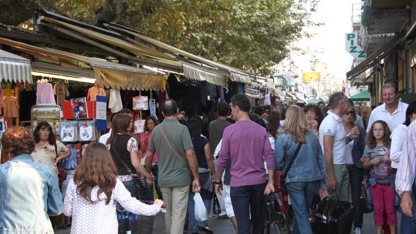 Tentano furto al mercato, bloccate dal negoziante
