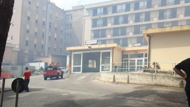Fuoco nella pineta davanti all’ospedale, evacuati due reparti 