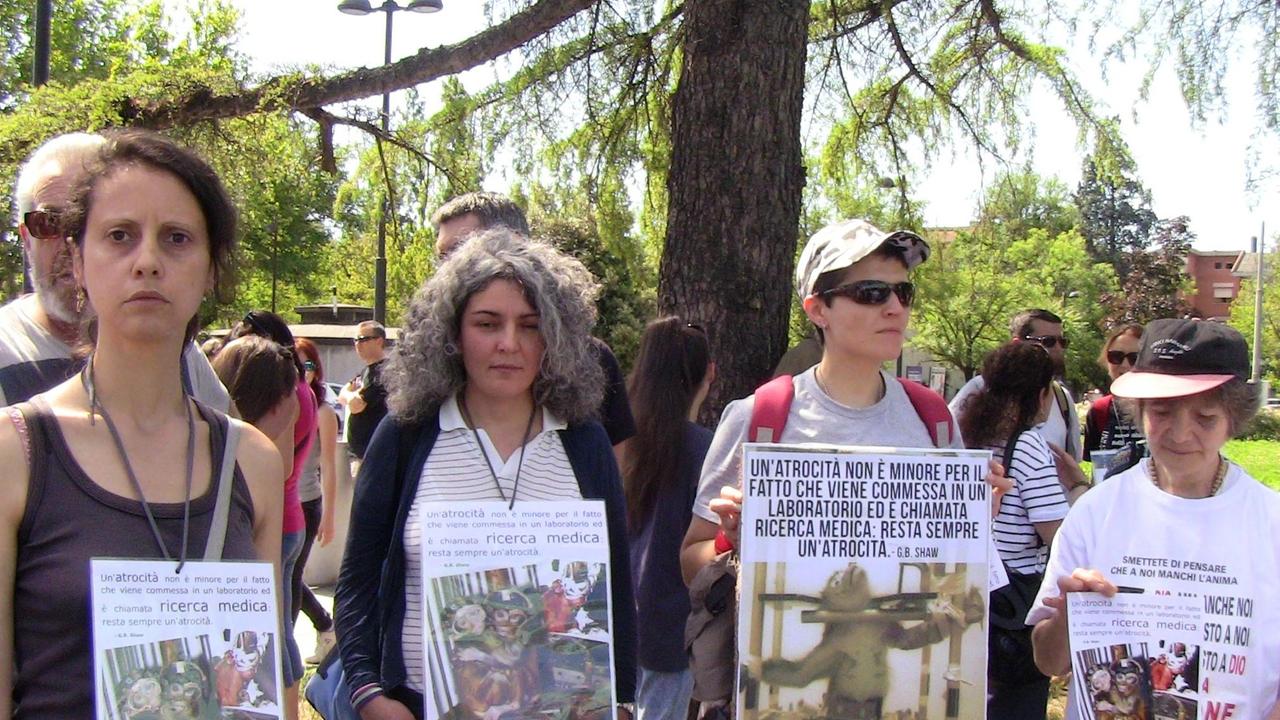 L'Università ribadisce: "Macachi per esperimenti, qui è tutto in regola"