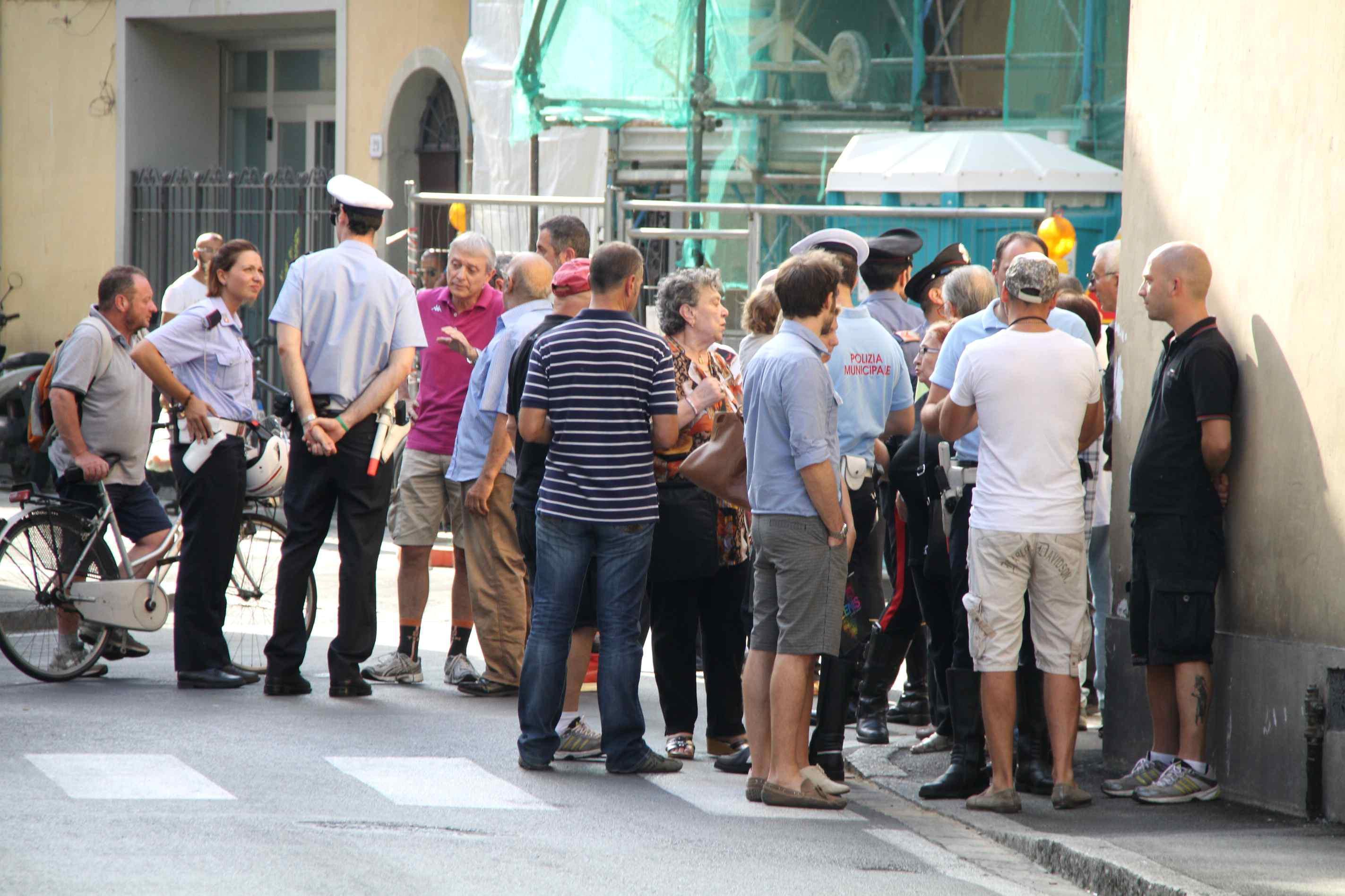 Un gruppo di residenti blocca il centro per protesta 