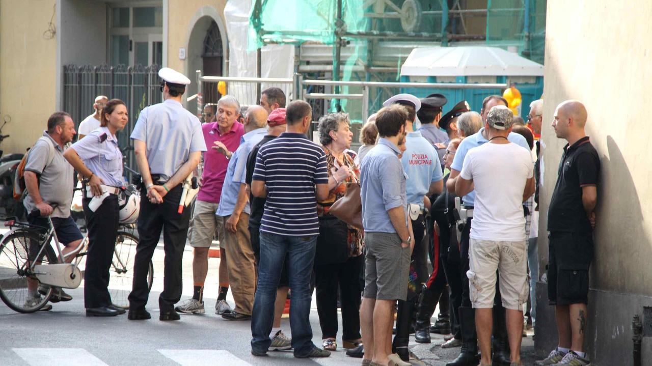 Un gruppo di residenti blocca il centro per protesta