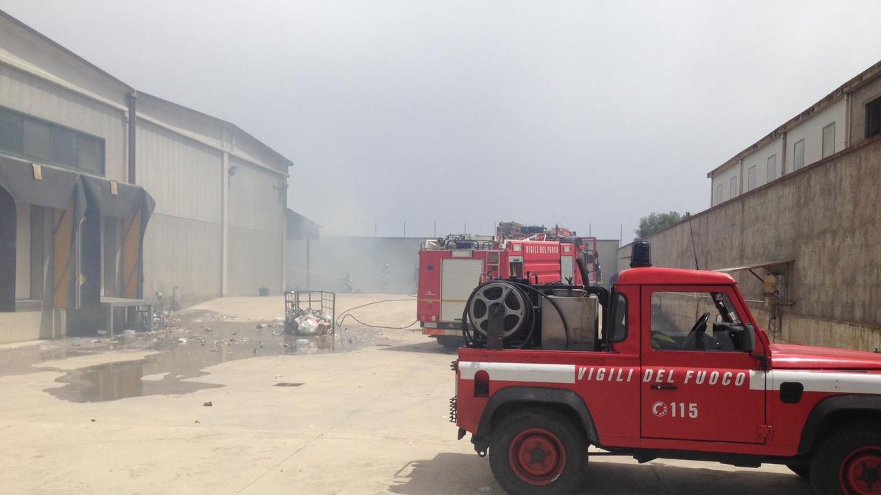 Rogo nel deposito dello stabilimento di insaccati