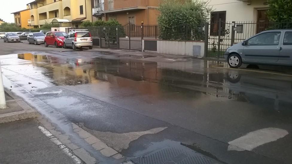 Da una settimana strada allagata a Paperino per una grossa perdita d’acqua