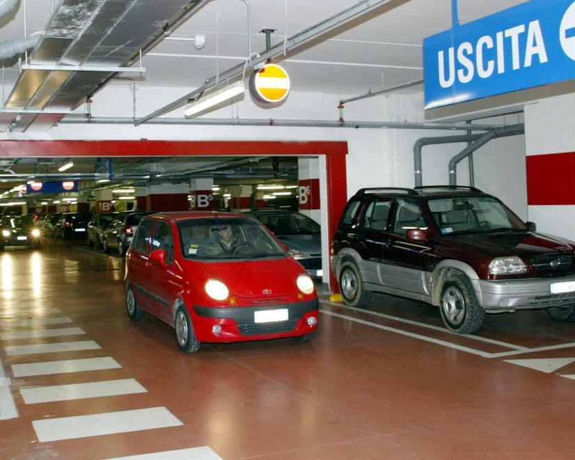 Le rubano la borsa e prelevano 250 euro con il suo bancomat 