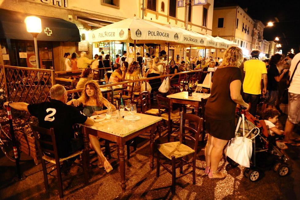 Saldi in musica: negozi aperti la sera e concerti live 