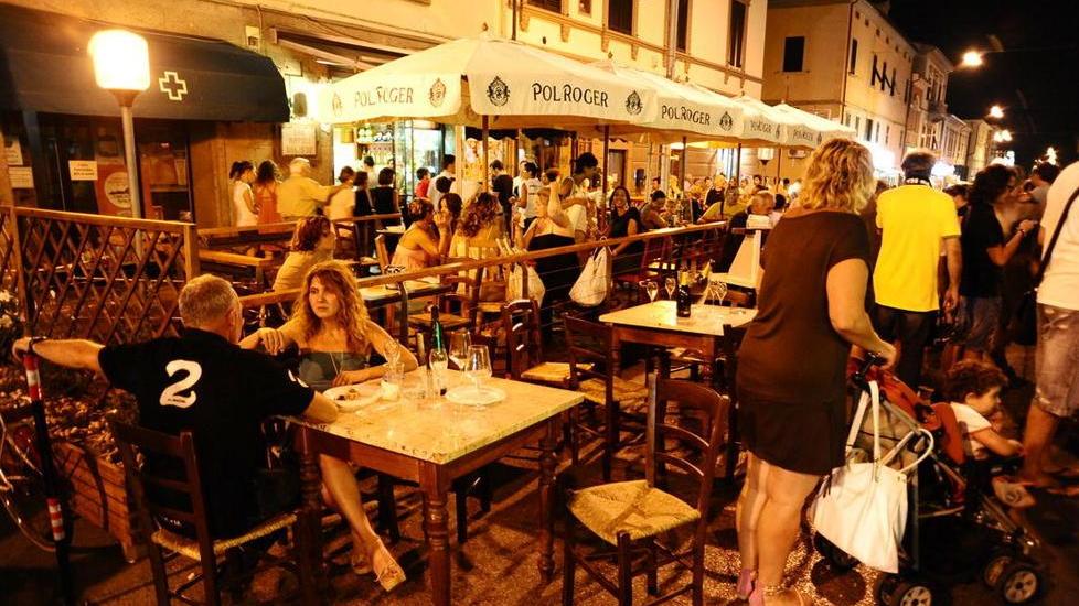 Saldi in musica: negozi aperti la sera e concerti live