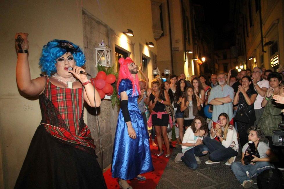 È qui la festa, pienone in centro per lo shopping serale - Foto