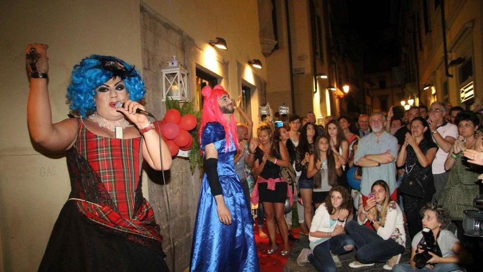 È qui la festa, pienone in centro per lo shopping serale - Foto