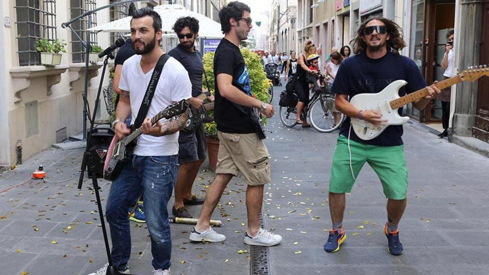 Serenata per riconquistare la moglie