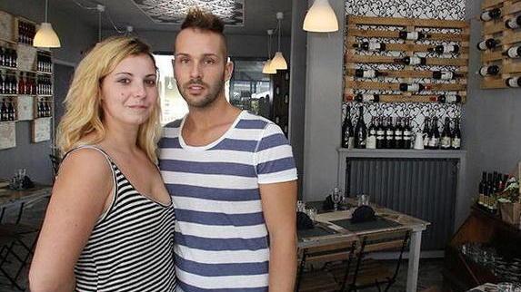 Svaligiano di notte il ristorante e ci mangiano cozze e pesce spada