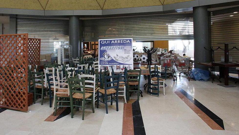 La crisi non risparmia il centro commerciale e i fondi restano vuoti 