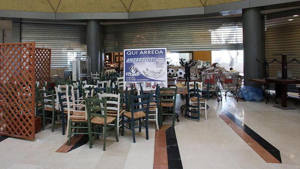 La crisi non risparmia il centro commerciale e i fondi restano vuoti