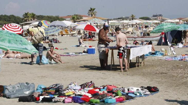 Blitz anti-venditori abusivi polemica per i manganelli