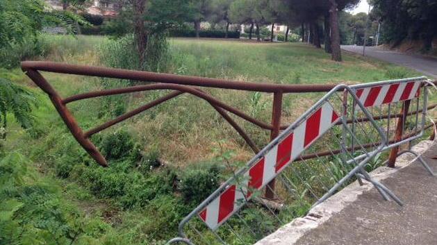 Quel ponte pericolante ai lati della strada