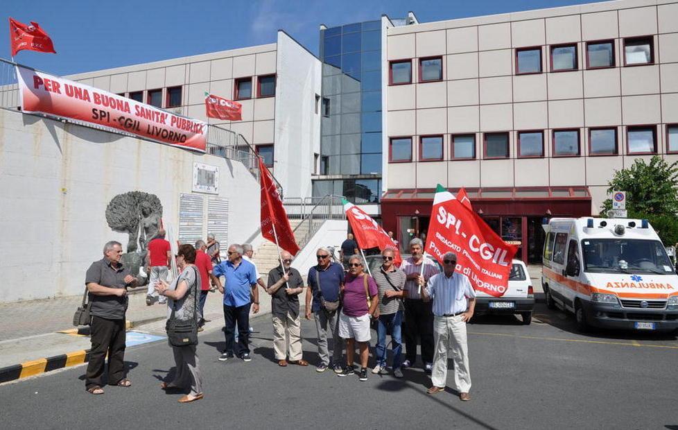 La rabbia dei pensionati davanti all’ospedale 