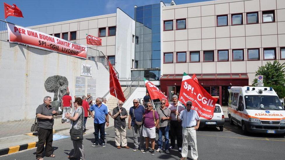 La rabbia dei pensionati davanti all’ospedale