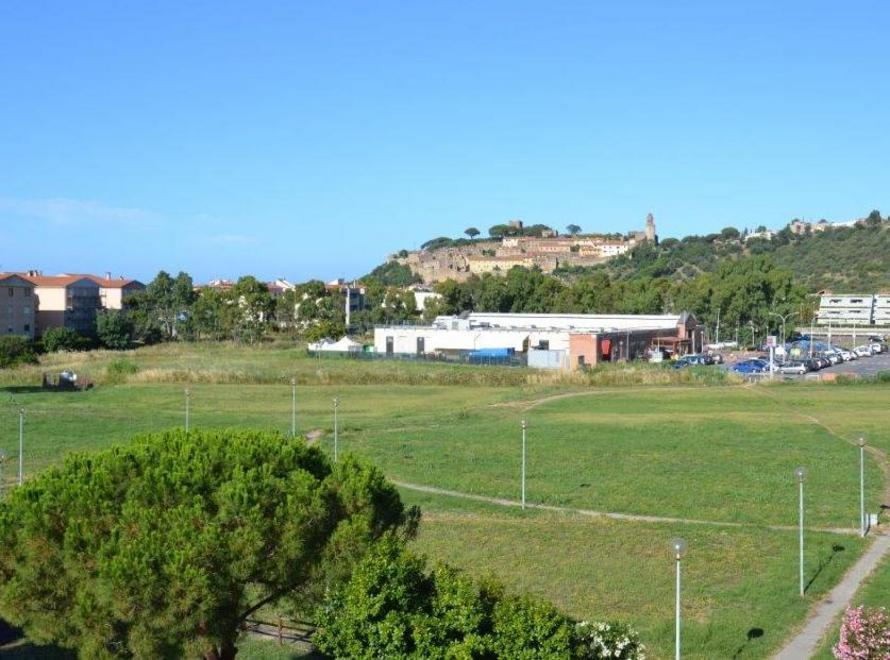 Quel campo dimenticato in mezzo alle case 
