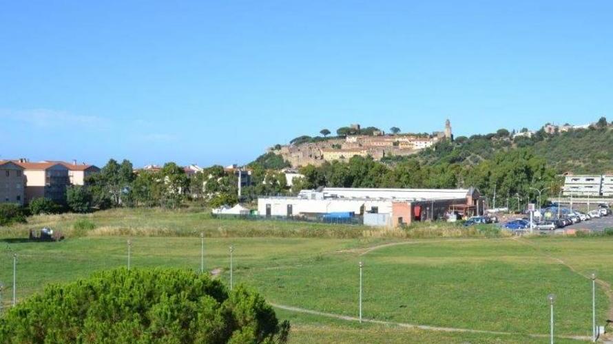 Quel campo dimenticato in mezzo alle case