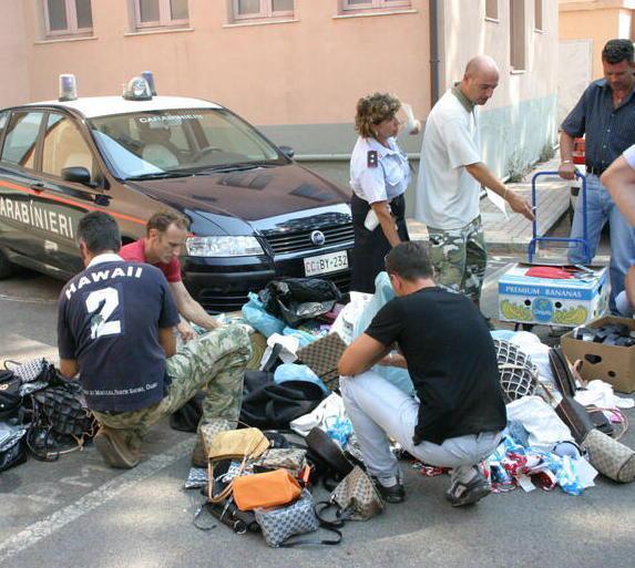 Campagna per dire stop agli ambulanti abusivi 
