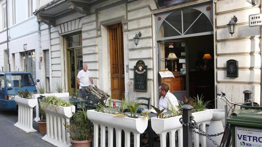 Il Comune rifà i marciapiedi e toglie i tavoli al ristorante