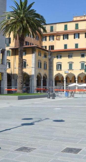 In Piazza Grande riaperto ai pedoni il lato di via Pieroni 