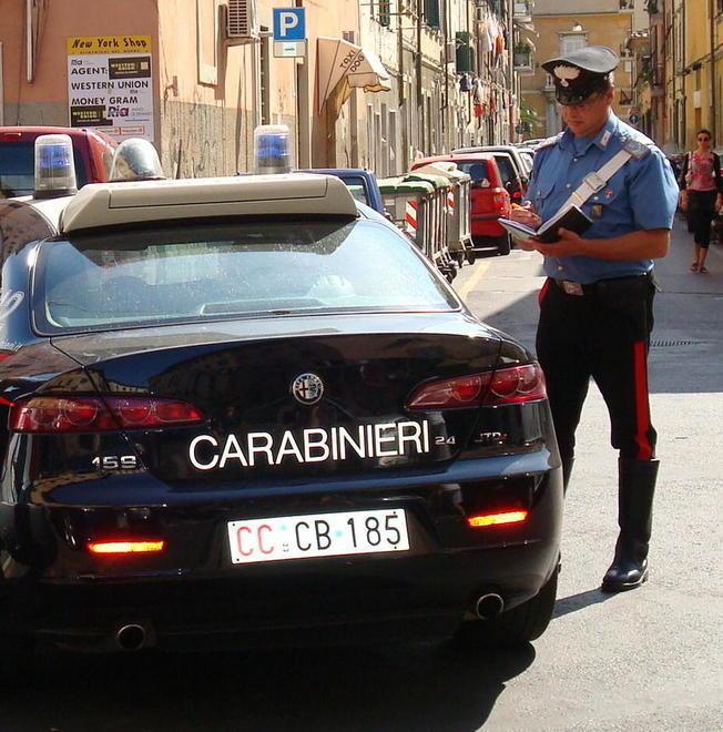 Col coltello va dal figlio: «Ammazzo la mamma» 