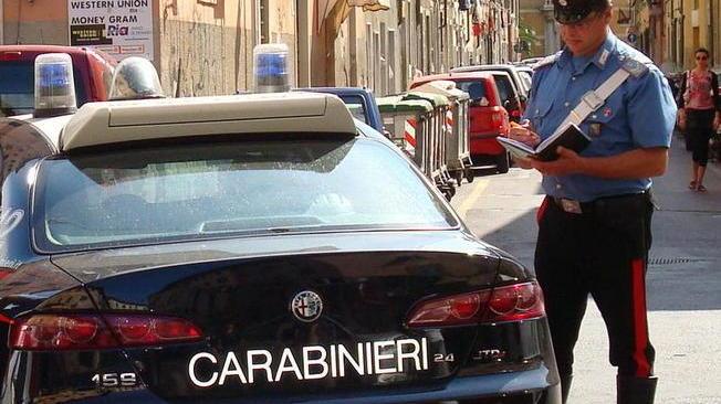 Col coltello va dal figlio: «Ammazzo la mamma»