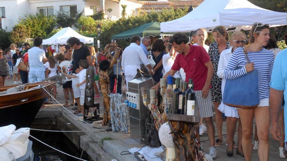 Antiquariato, gli stand in banchina ritorna la mostra mercato-scambio