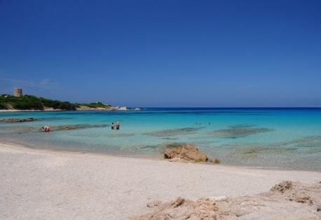 Vignola, mare azzurro e sabbia rosa. Un paradiso con tutti i comfort 